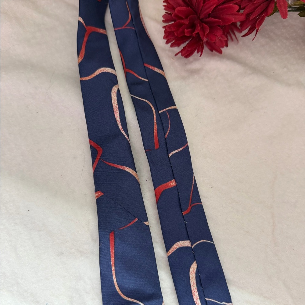 Vintage Beatles Silk Tie with Blue and Red Design - Picture 7 of 13